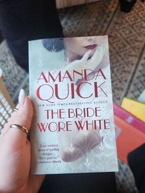 The Bride Wore White - Amanda Quick